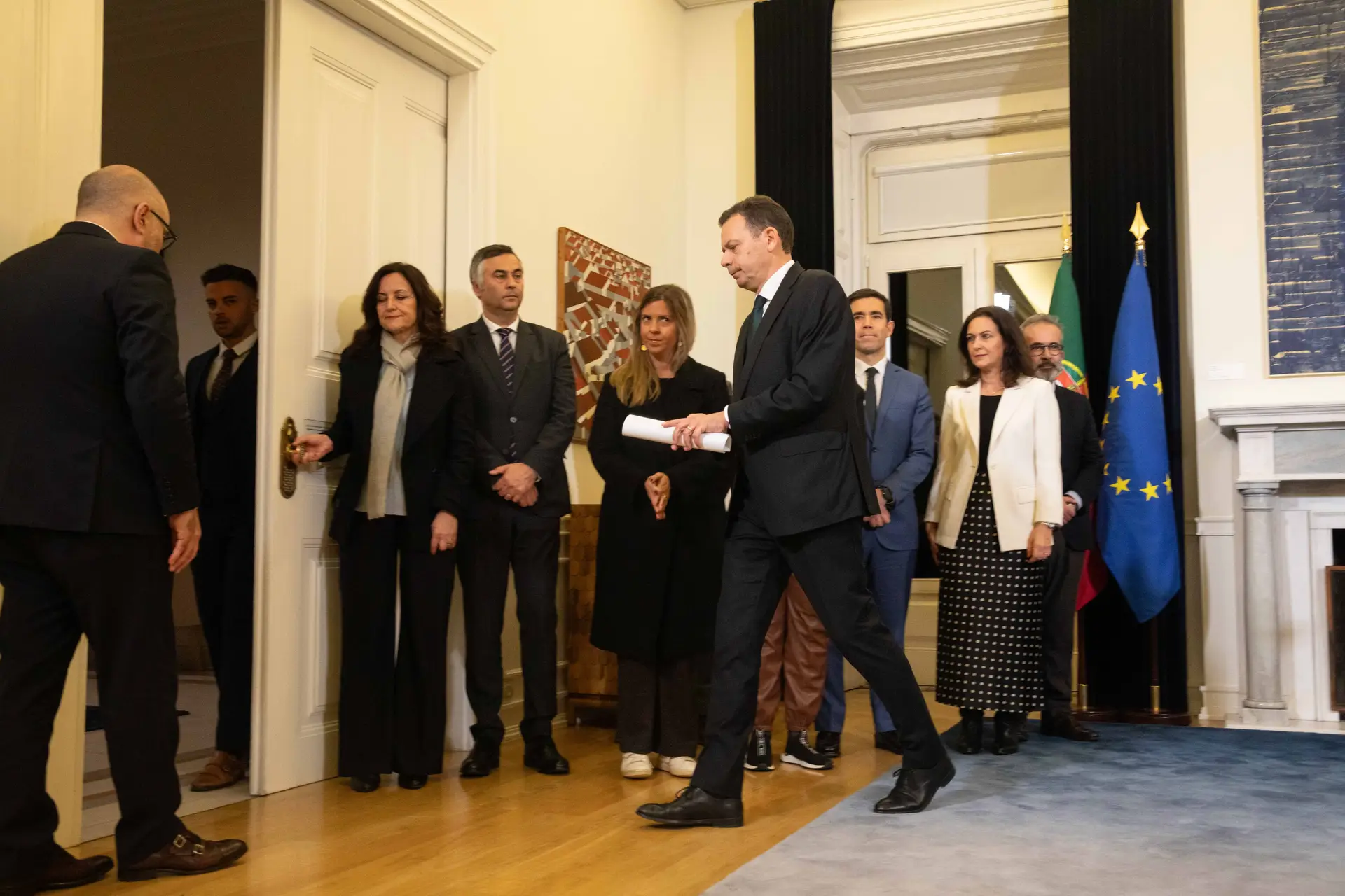 Uma noite de ameaças e recuos: censura do PCP “dispensa” Governo de moção de confiança