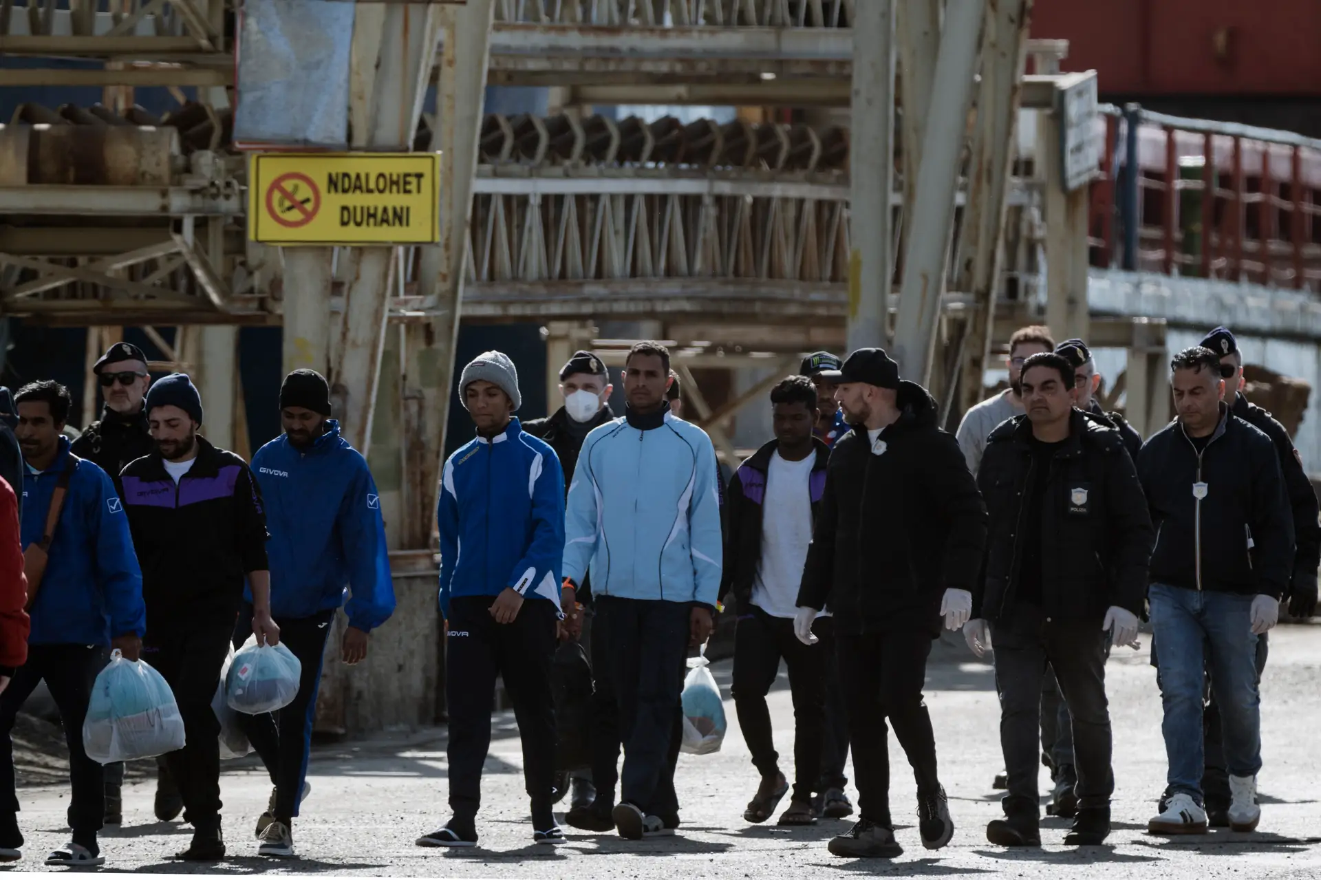 Grupo de 49 migrantes provenientes do Bangladesh, Egito, Costa do Marfim e Gâmbia desembarcam em Shëngjin, na Albânia, ao abrigo do acordo entre os governos de Roma e Tirana
