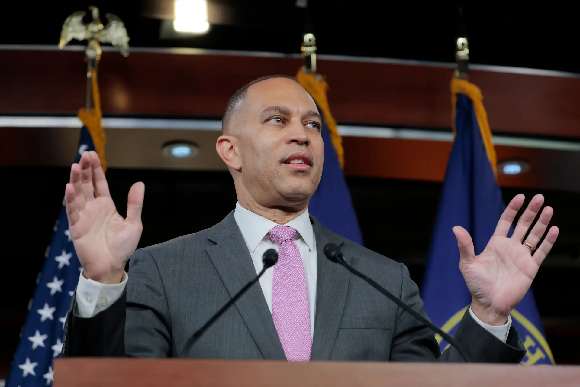 Hakeem Jeffries, chefe da minoria democrata na Câmara dos Representantes, tem sido acusado de tibieza por membros do seu partido 