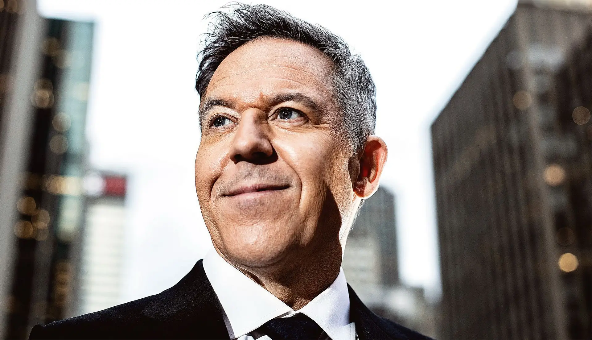 Há um novo líder de audiências na TV americana: chama-se Greg Gutfeld, o comediante que faltava à era Trump