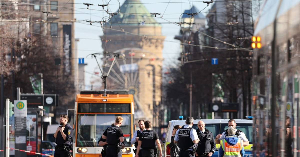 Carro abalroa multidão na cidade alemã de Mannheim: há um morto e vários feridos