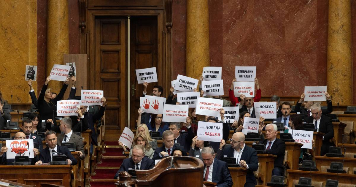 Deputados lançam granadas de fumo no parlamento sérvio e provocam dois feridos (COM VÍDEO)