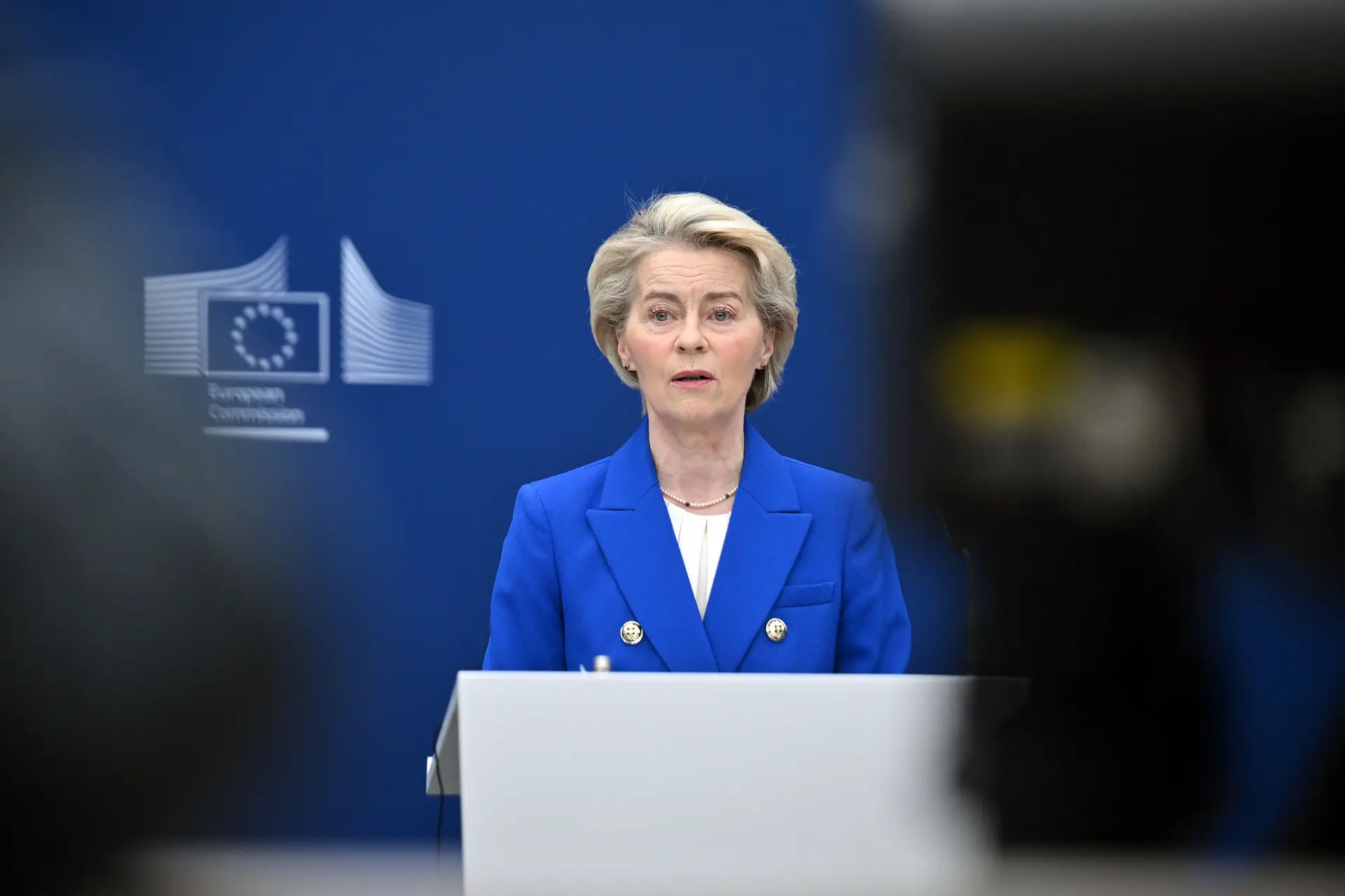 Von der Leyen quer ver a indústria automóvel europeia “assumir a liderança”  e promete €1,8 mil milhões de ajudas