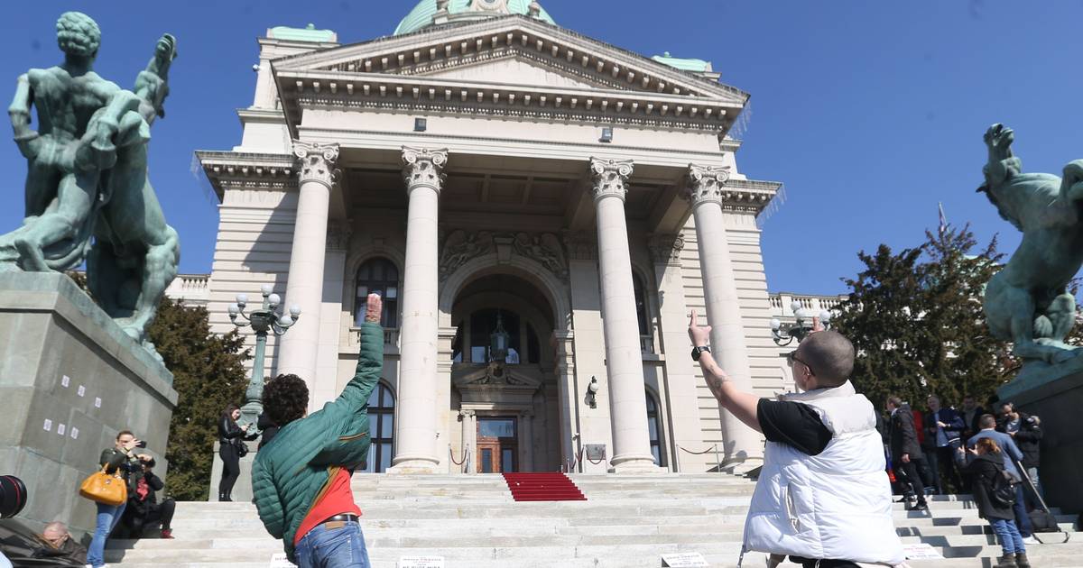 Com chamas no Parlamento e ruas cheias de manifestantes, “a crise política agrava-se” na Sérvia: “a mudança está no ar”?