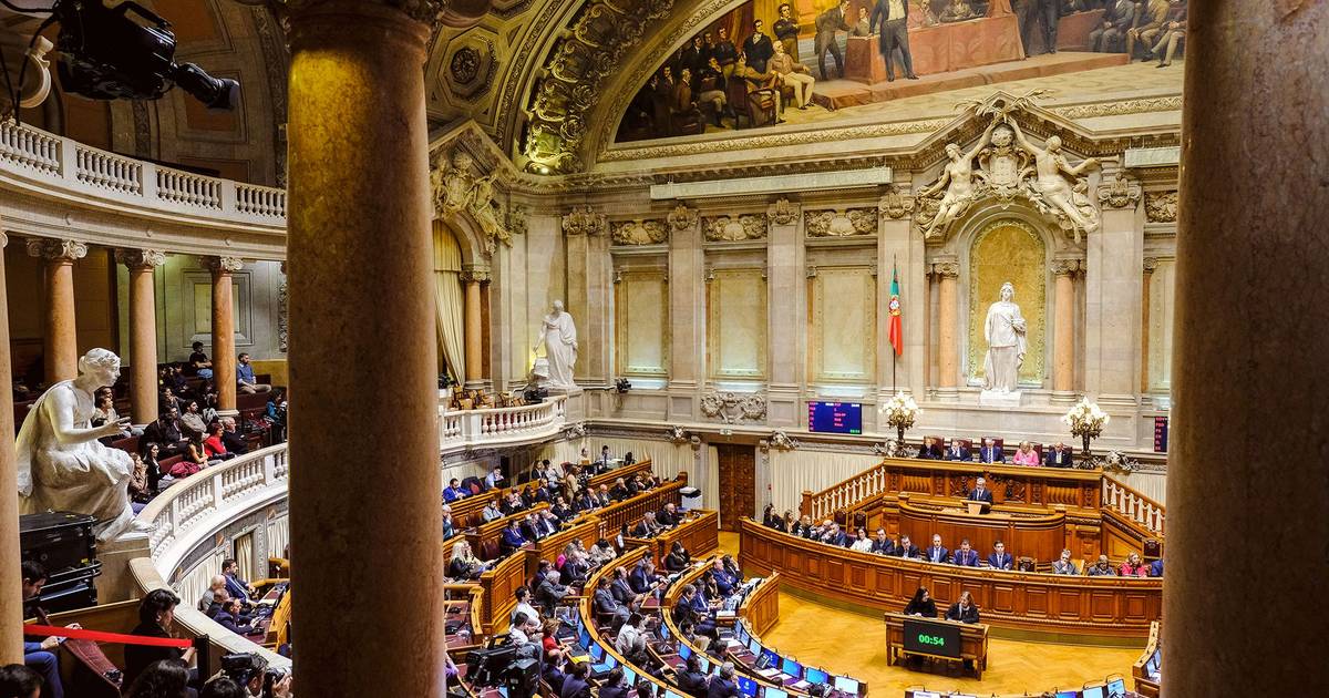 Parlamento acelera trabalhos à espera da dissolução na sexta-feira, sessão solene do 25 de Abril ainda em discussão