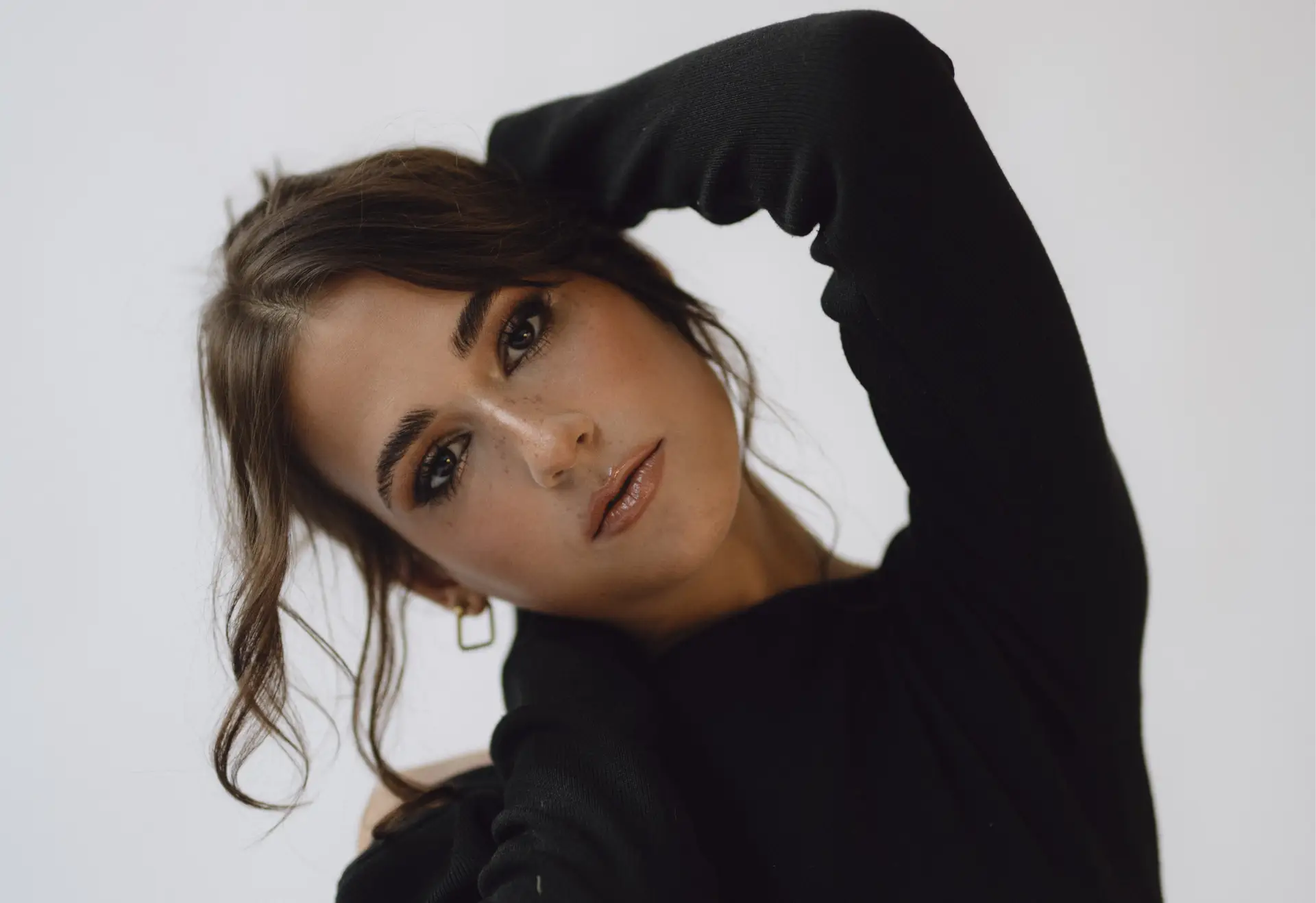Quase Famosos: o abraço amigo de Carolina de Deus, que já lhe valeu uma nomeação para um Globo de Ouro