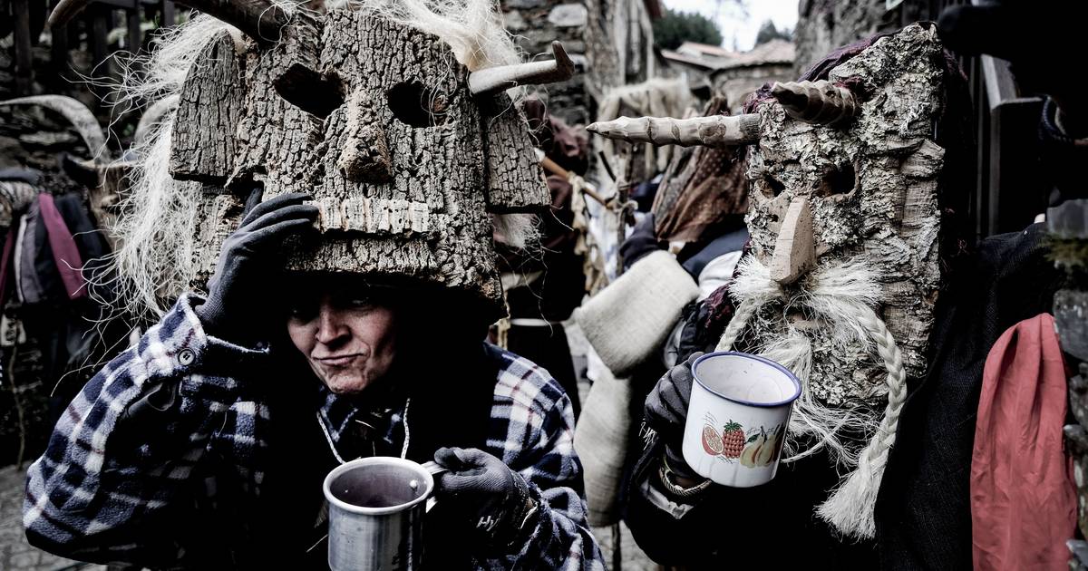 Um bacalhau no poste, máscaras de cortiça e corridas pelas aldeias: a festa que não é para os que vêm de fora nem para o Instagram