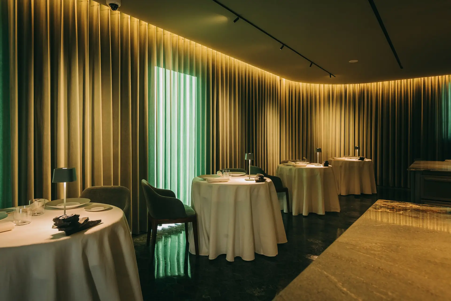 Ao sabor das estações e dos vegetais da horta, chef Vítor Matos abre restaurante intimista no Douro