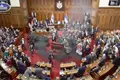 Caos no Parlamento e protestos abalam regime