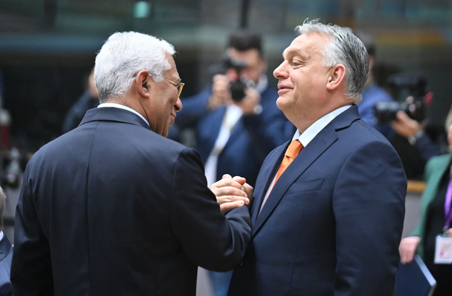 O Presidente do Conselho Europeu, António Costa, e o Primeiro-Ministro da Hungria, Viktor Orban, participam na 'Cimeira de Emergência sobre a Ucrânia e Defesa' em Bruxelas, Bélgica, no dia 6 de março de 2025. Os líderes da União Europeia (UE) reuniram-se em Bruxelas para uma cimeira de emergência com o objetivo de discutir as preocupações surgidas da abordagem da administração do ex-Presidente dos EUA, Donald Trump, à guerra na Ucrânia e à segurança da Europa. A cimeira visa delinear um plano de ação em resposta a estas questões.