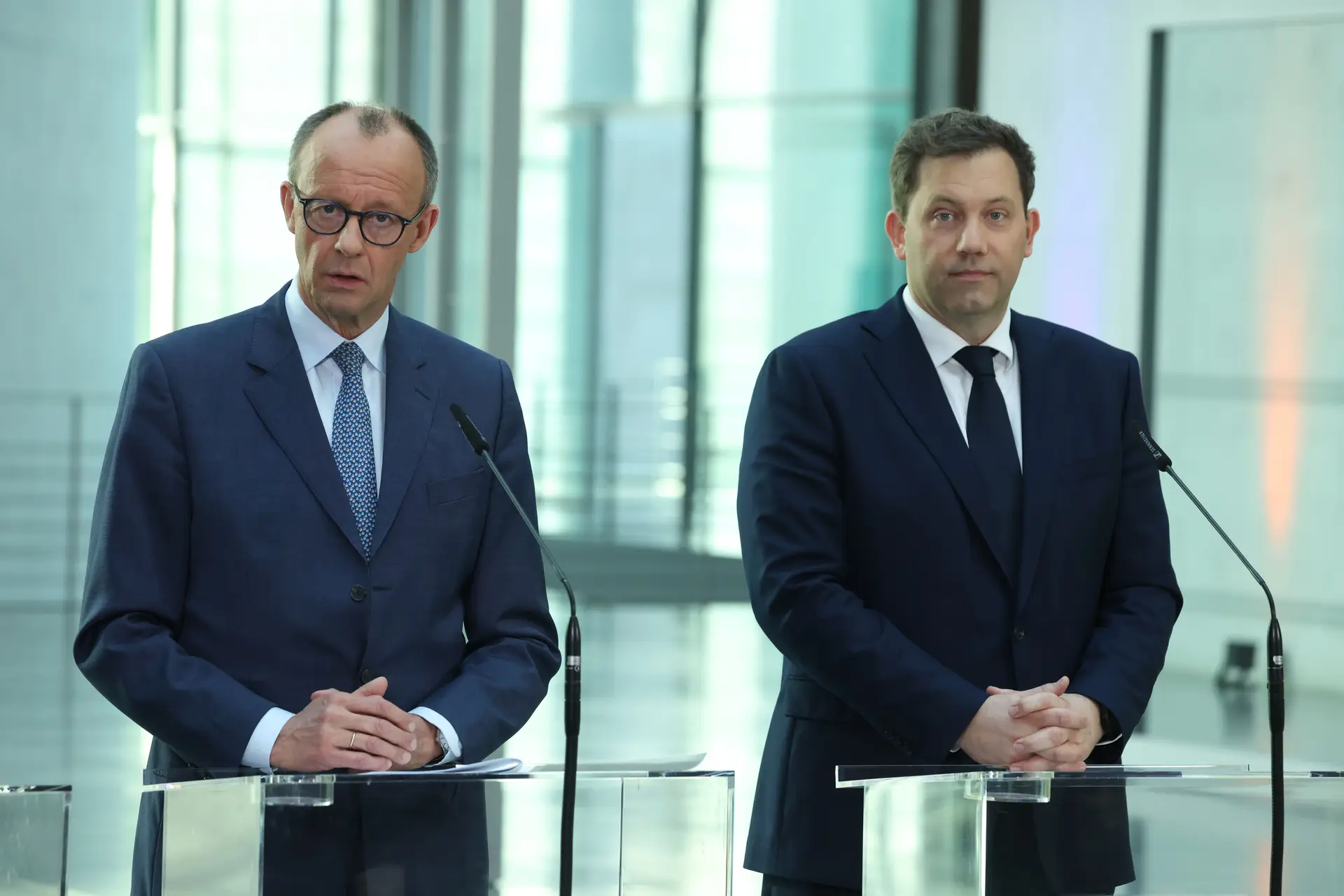 Friedrich Merz, futuro chanceler e líder dos Democratas Cristãos (CDU), e Lars Klingbeil, colíder dos Social-Democratas Alemães (SPD)
