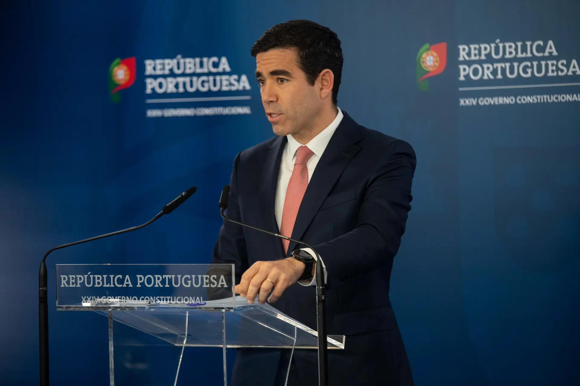 25 de abril: Governo adia celebrações festivas para o 1.º de Maio