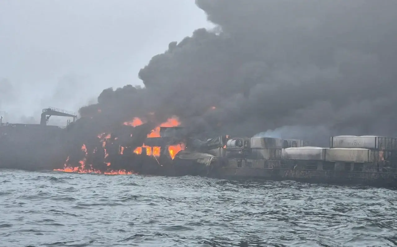 Cargueiro com bandeira portuguesa colide com petroleiro americano em Inglaterra