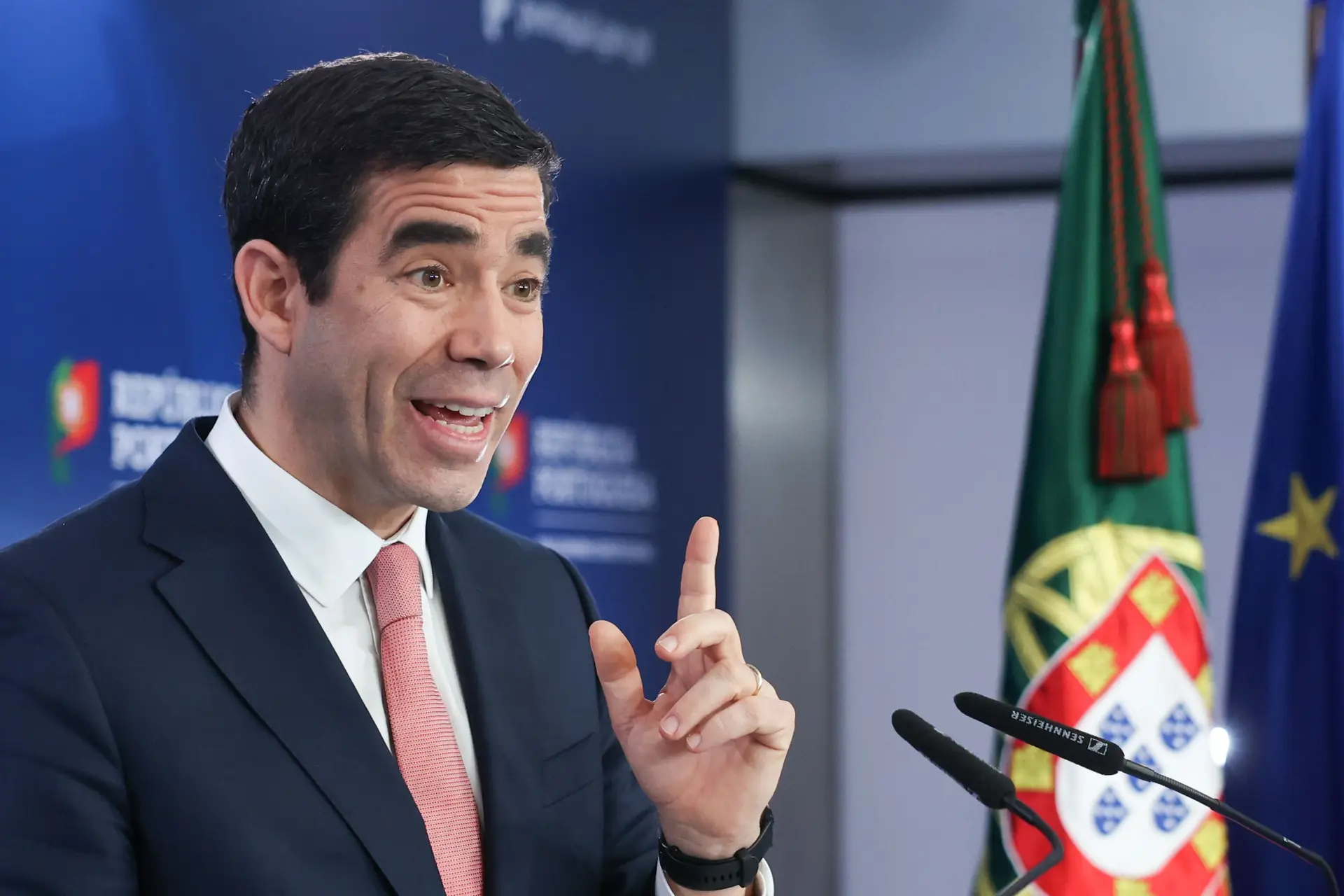 AD deve viabilizar um governo socialista minoritário? "Ninguém quer reciprocidade face ao comportamento do PS”, diz Leitão Amaro