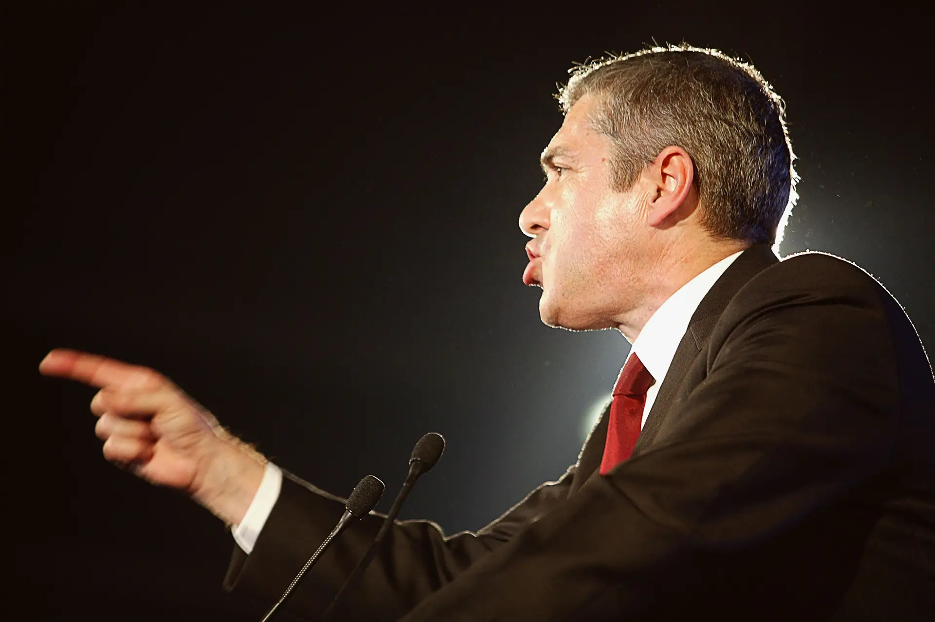  <span class="arranque">Suspeitas</span> José Sócrates foi confrontado com várias suspeitas: sobre a licenciatura, os projetos das casas na Guarda, a casa de luxo na Rua Castilho, as declarações de rendimentos inverosímeis 