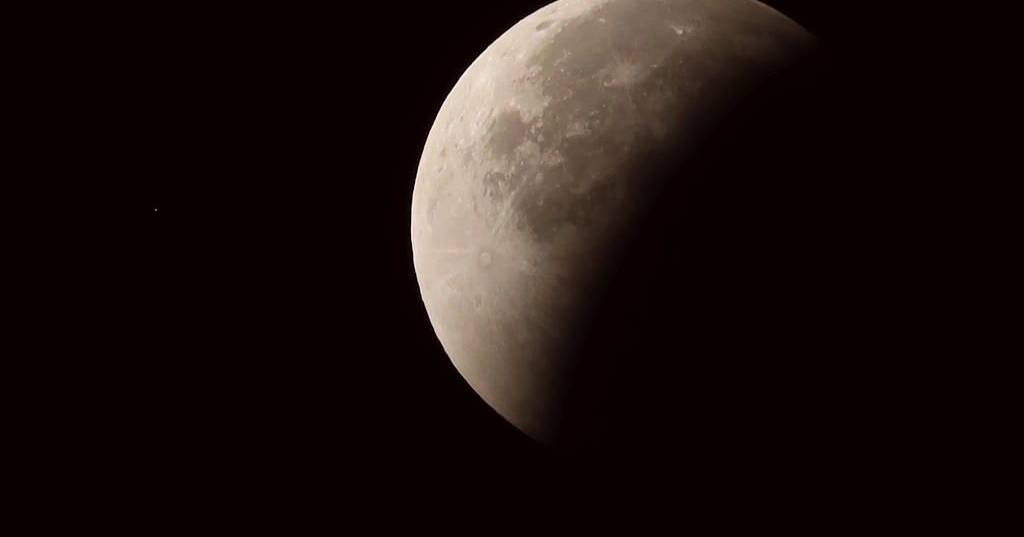 Ocorre na sexta-feira e será visível em Portugal: vem aí o primeiro eclipse total da Lua de 2025