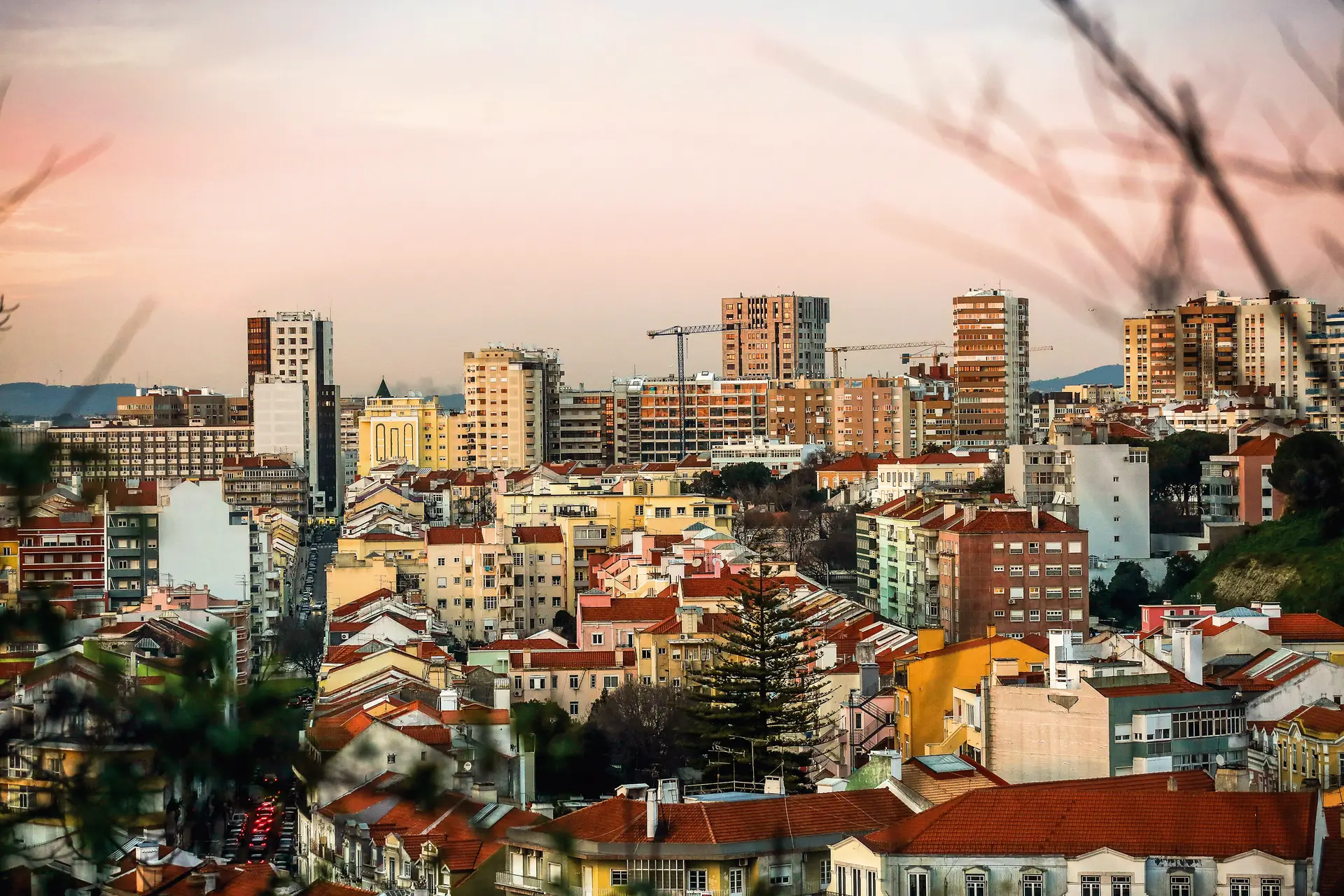 Entre a "desigualdade geracional" e os apelos à regulação da habitação, tectos às rendas dividem especialistas