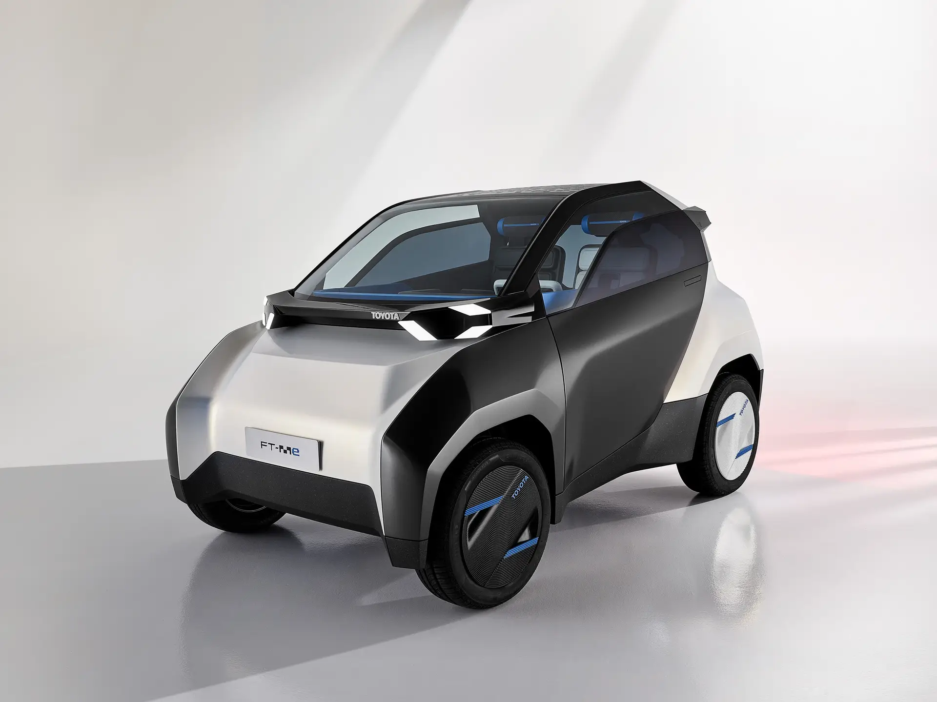 Toyota apresenta micro-carro elétrico de dois lugares, com um painel solar no tejadilho
