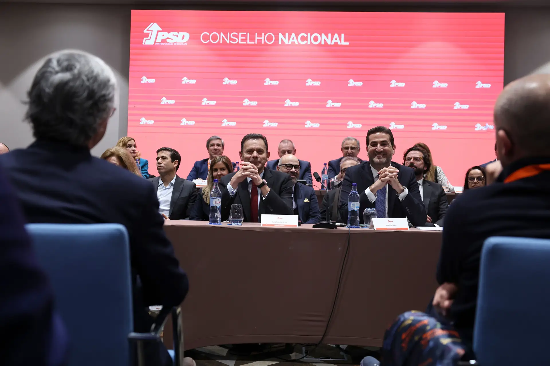 Montenegro fragilizado, PSD “amarrado” ao líder: culpar o PS e mostrar “governação virtuosa” são as estratégias para a campanha