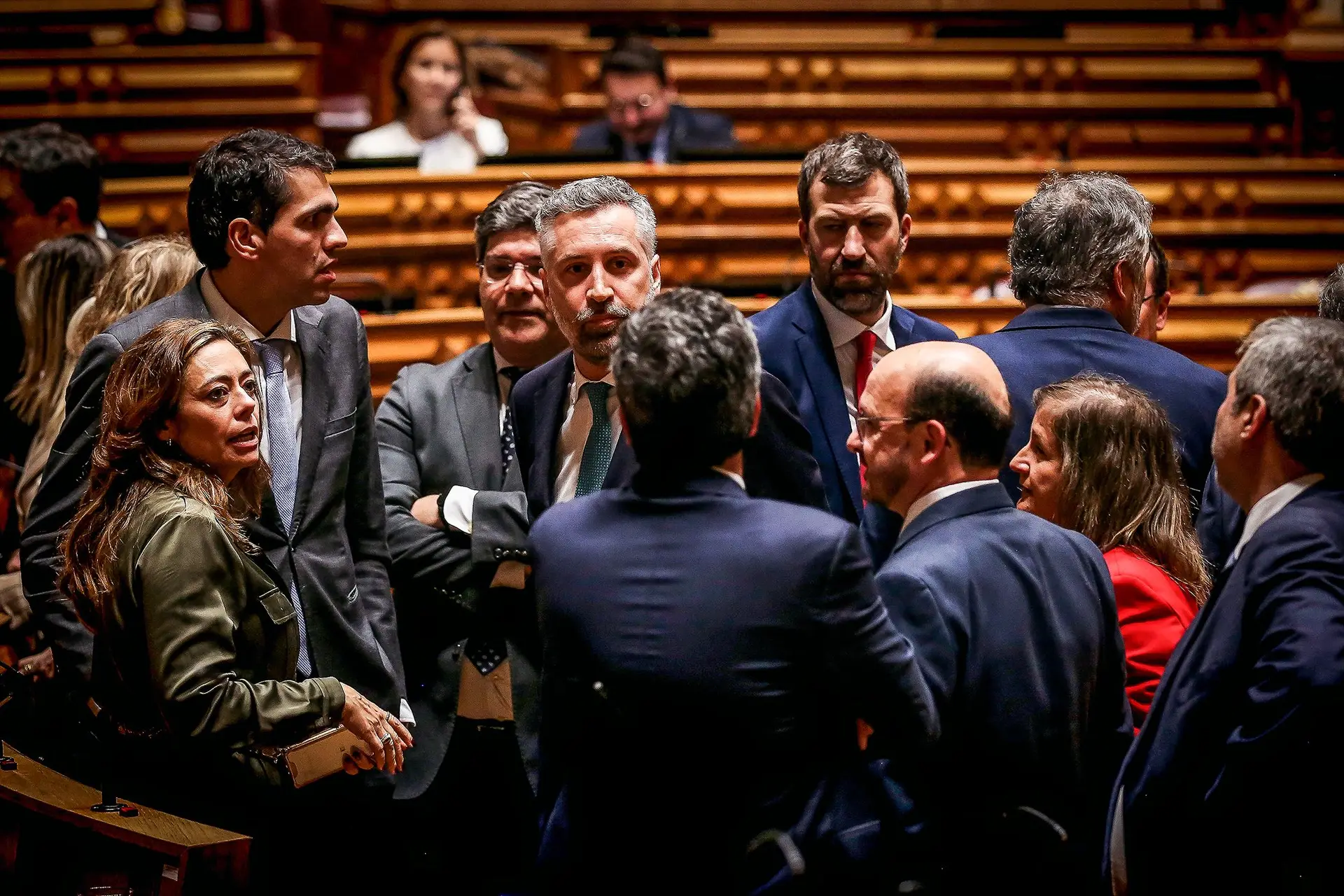 O líder e deputados do PS na pausa imposta pelo CDS antes da votação da moção de confiança