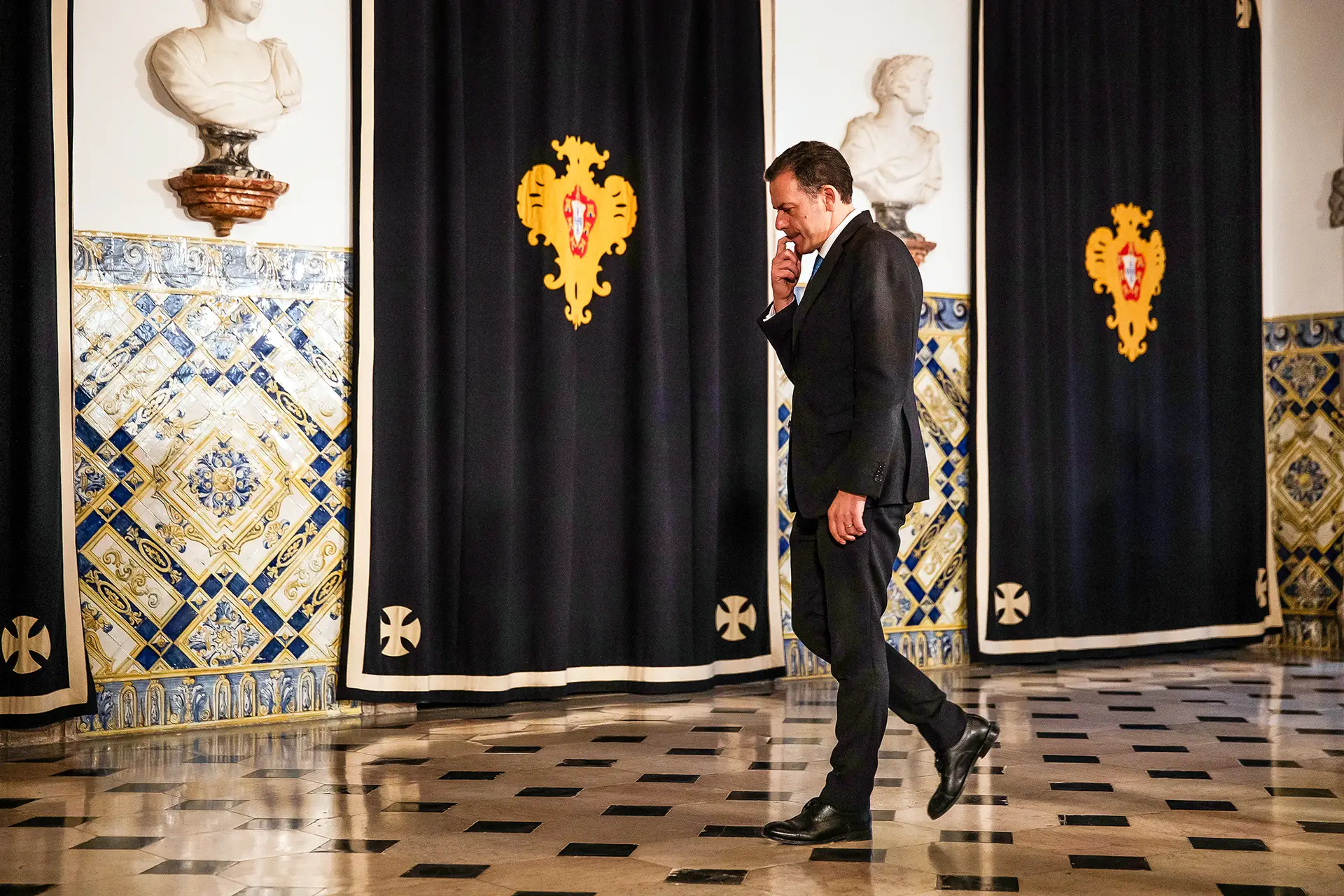 Luís Montenegro esta quinta-feira, à entrada do Conselho de Estado: as normas de transparência não passaram por Belém