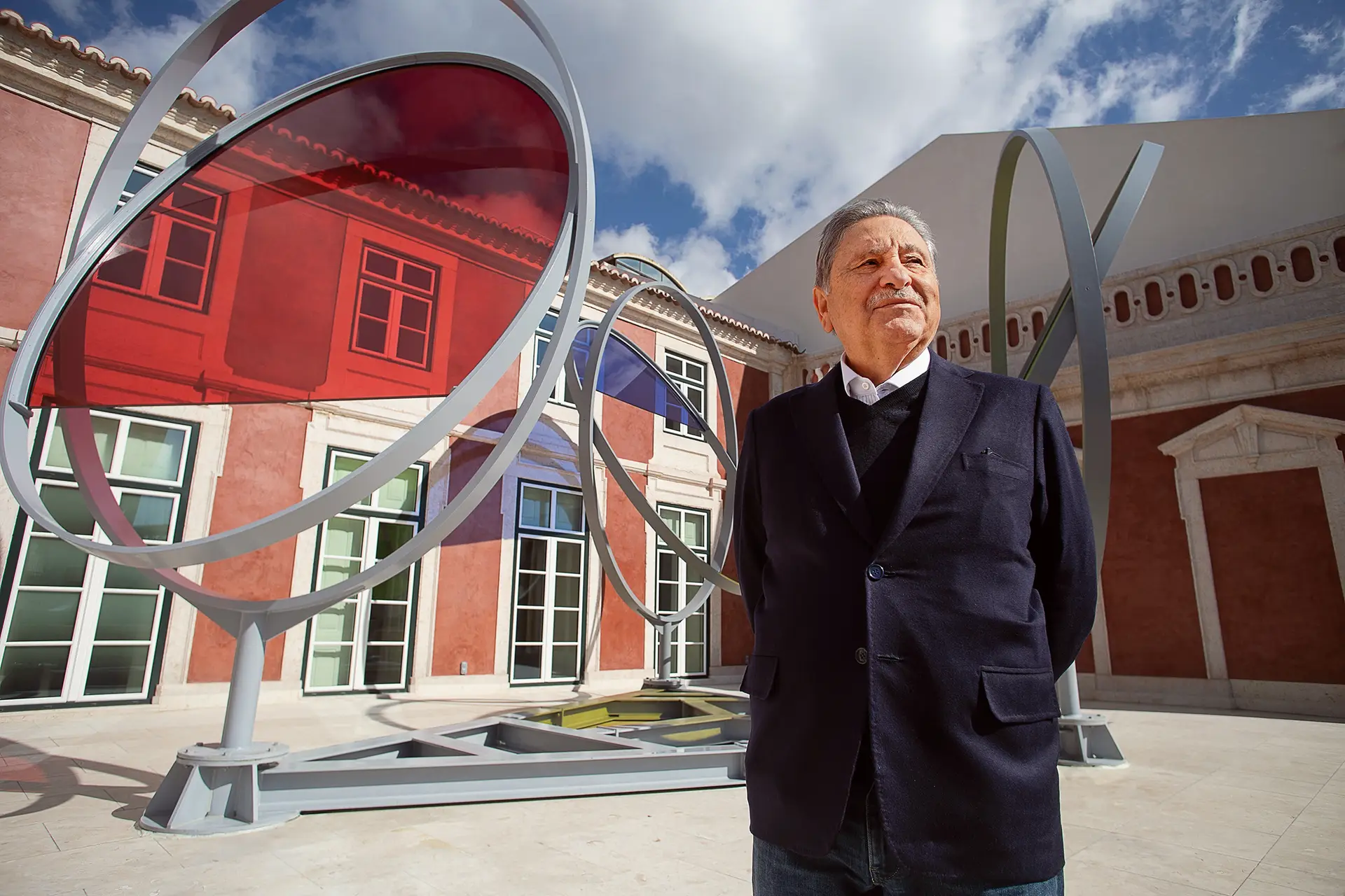 Armando Martins fotografado este mês no exterior do museu que fundou
