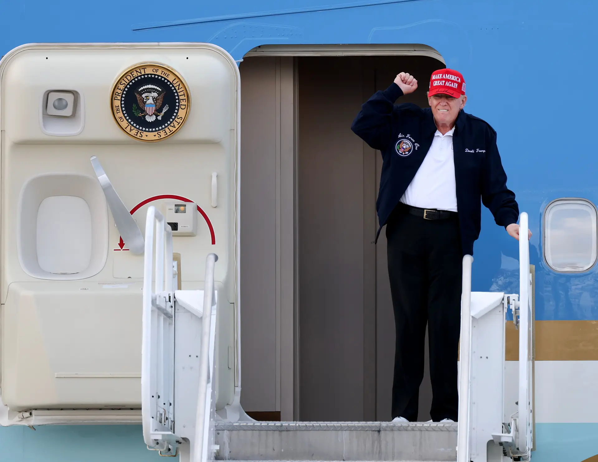 "Falarei com o Presidente Putin na terça-feira”: a bordo do Air Force One, Trump anuncia conversa “para pôr fim” à guerra na Ucrânia