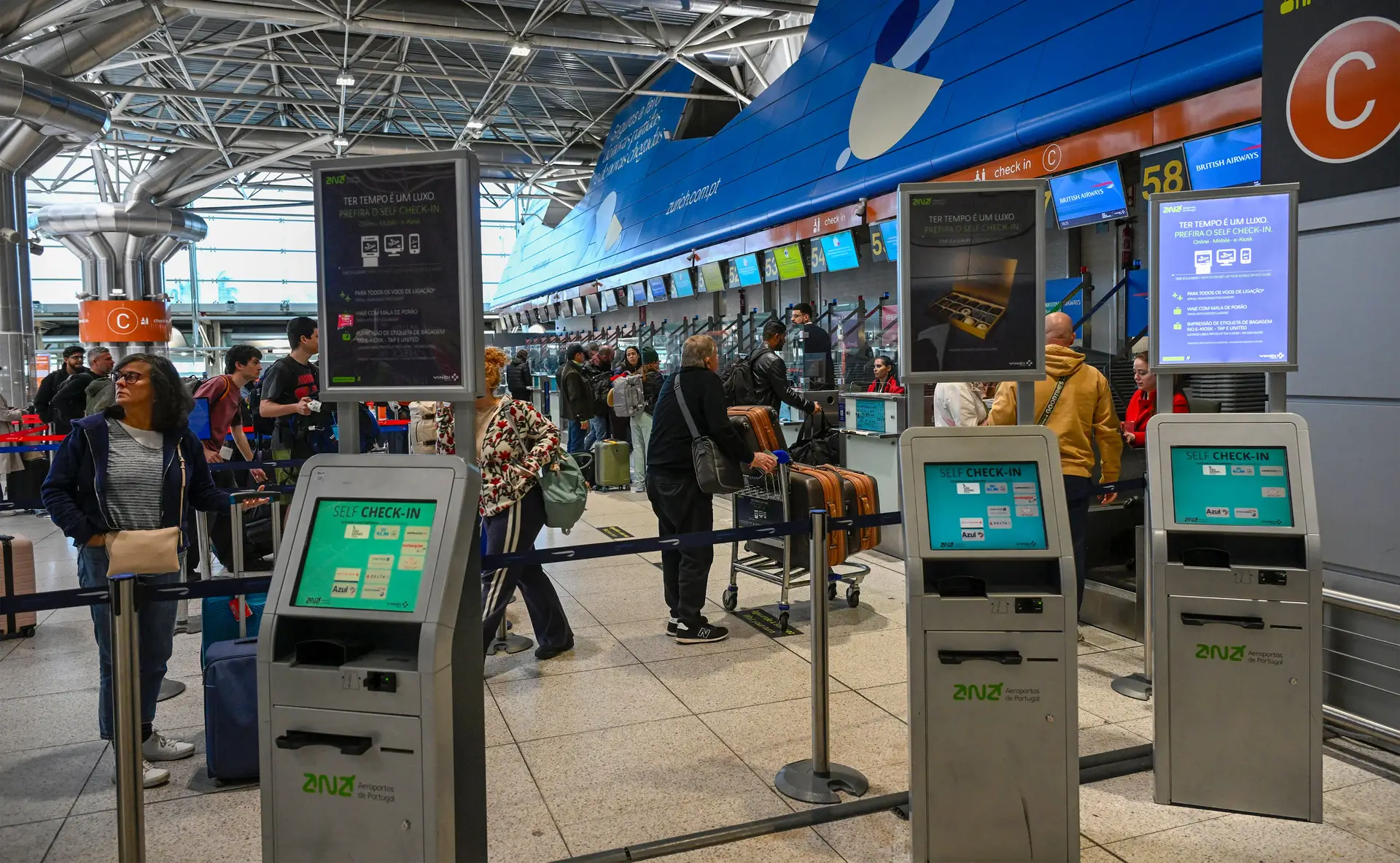 Greve de trabalhadores da SPdH/Menzies arranca à meia-noite, é aconselhável ida mais cedo para aeroportos