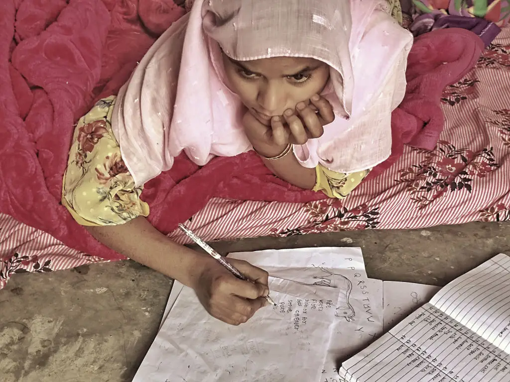 Uma menina rohingya assiste a uma aula de inglês, no campo de refugiados de Balukhali, no Bangladesh