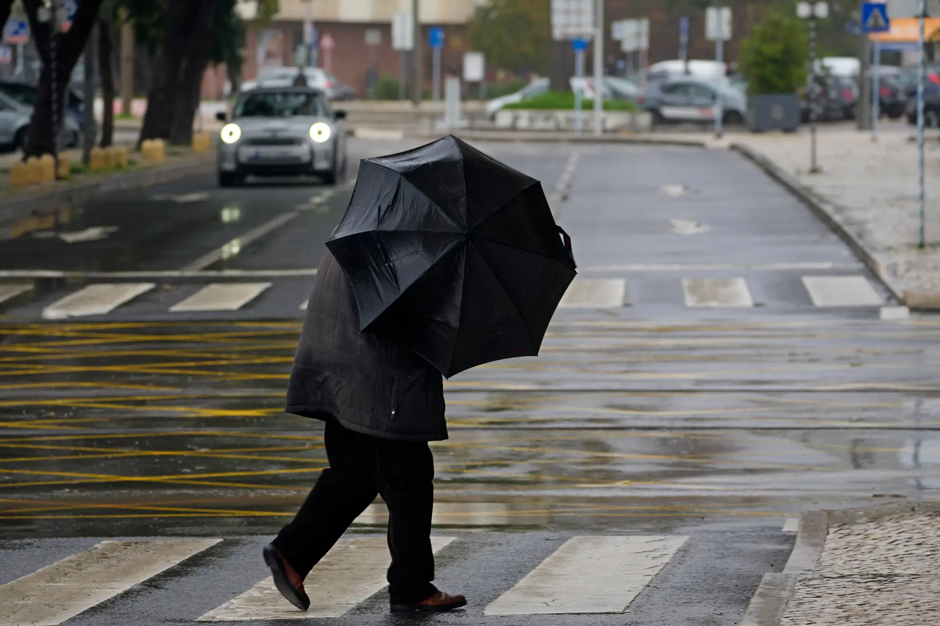 Fim de semana terá chuva, ventos fortes e ondas de até 11 metros em Portugal continental