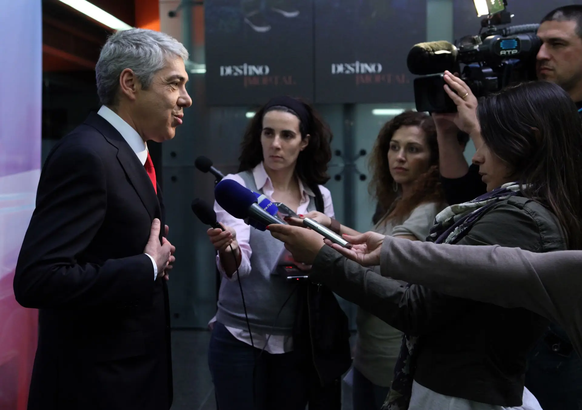 José Sócrates demitiu-se depois de o Parlamento ter rejeitado o seu quatro plano de ajuste financeiro