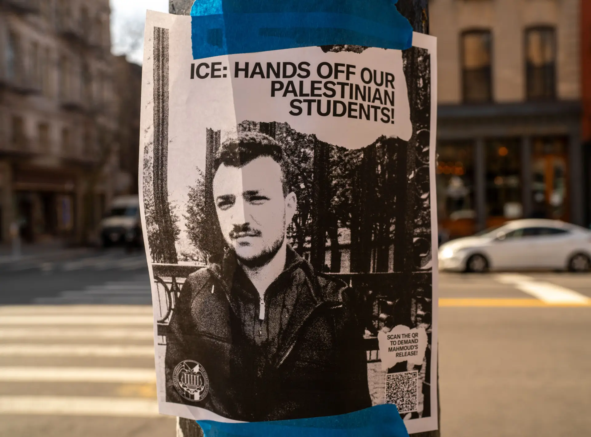 Cartaz em Nova Iorque pela libertação do ativista e estudante sírio-palestiniano Mahmoud Khalil