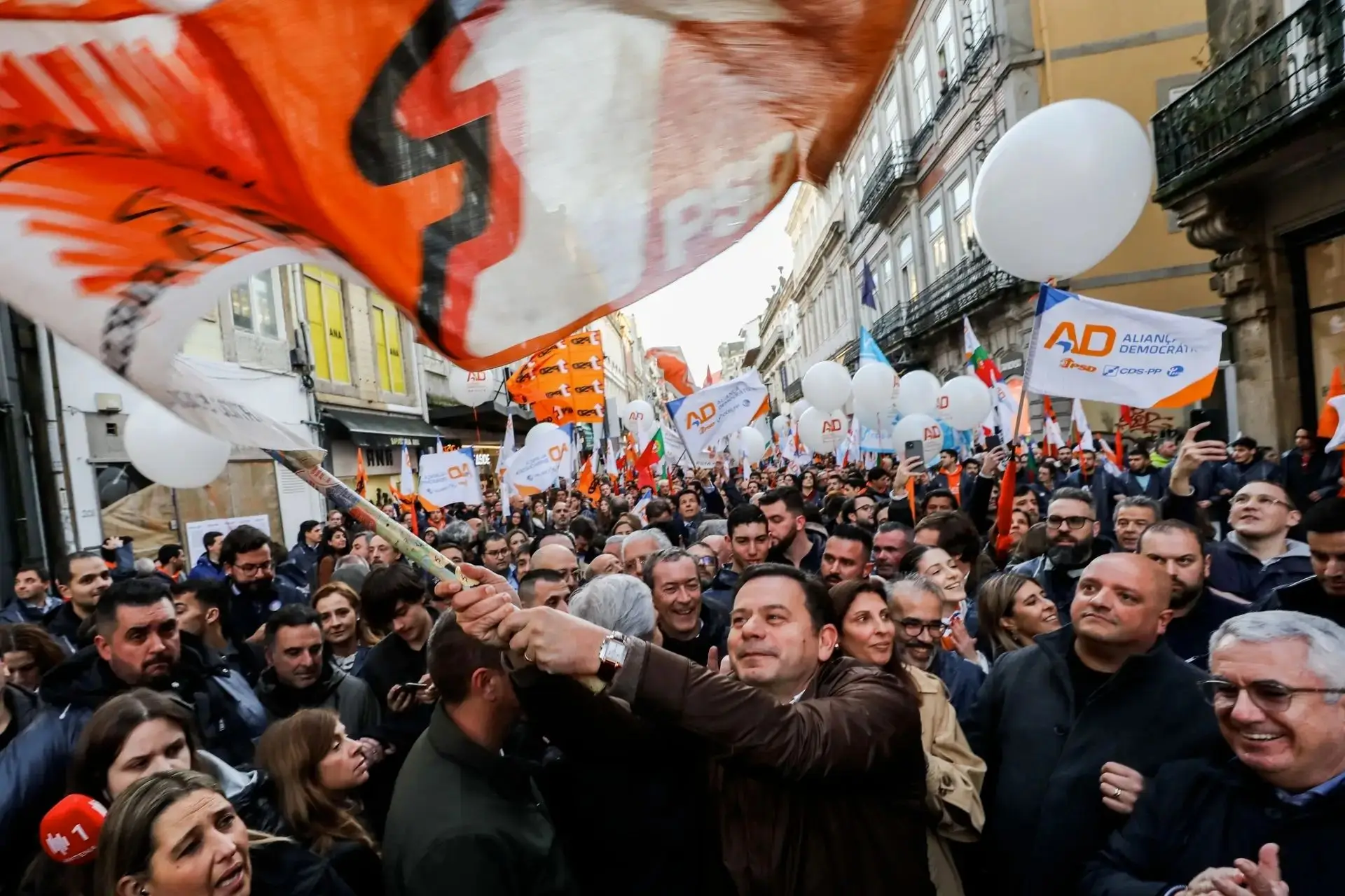 Sondagem Expresso/SIC: AD tem 65% dos seus eleitores seguros, mas 25% não queriam Montenegro