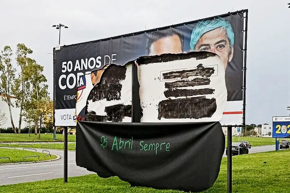 Cartazes do Chega que juntam Montenegro e Sócrates: CNE considera que “vigora o princípio da liberdade”