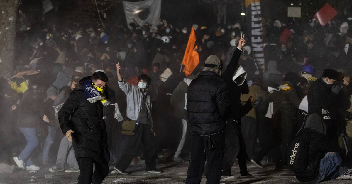 Tribunal ordena prisão de rival político de Erdogan em madrugada de protestos, Governo suspense autarca de funções