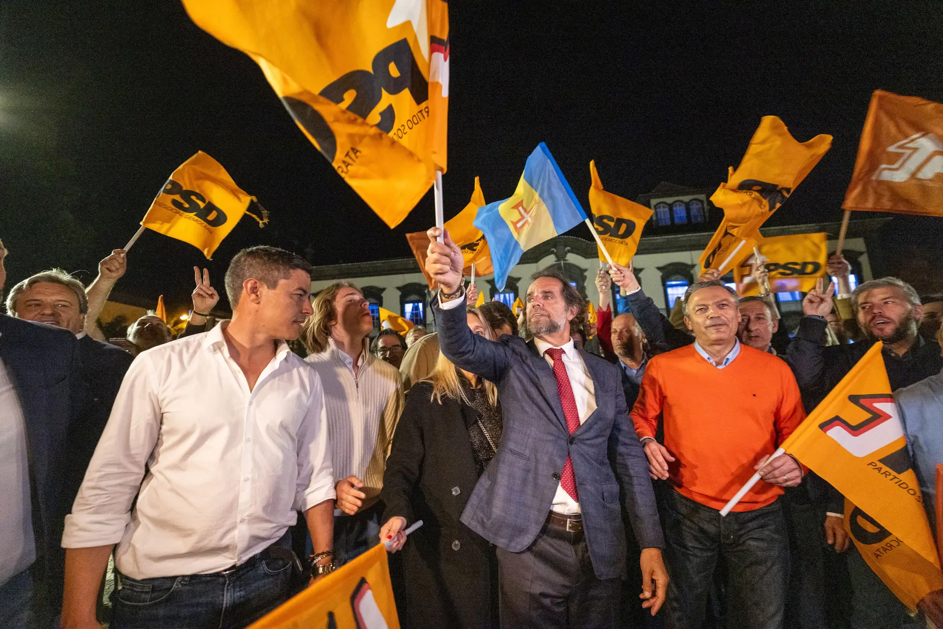 Miguel Albuquerque, com Pedro Calado ao lado, celebra vitória do PSD nas eleições da Madeira