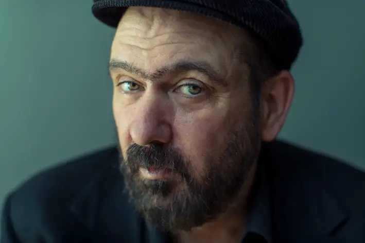 “Sou um homem homossexual e eles querem acabar com o meu casamento. Talvez um dia queiram também acabar comigo”: entrevista a Mark Eitzel