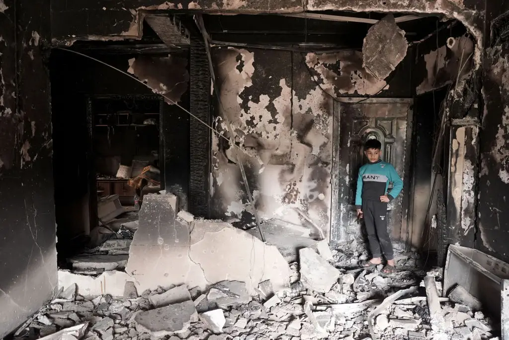 Uma criança volta à sua casa para a encontrar totalmente destruída pelas forças israelitas, em Jenin, na Cisjordânia ocupada