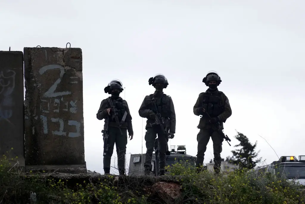Militares israelitas, junto ao 'checkpoint' militar da Qalandiya, em Ramallah, na Cisjordânia ocupada