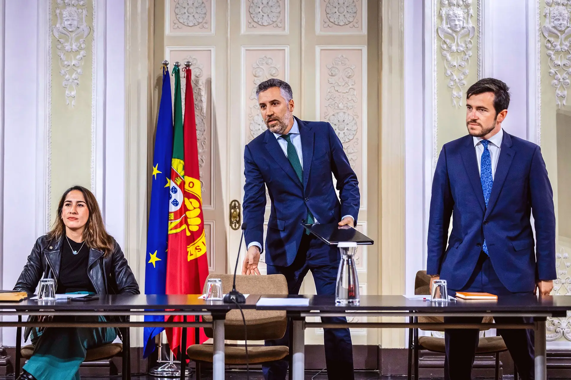 Pedro Nuno Santos com Marina Gonçalves, ex-ministra da Habitação, e Miguel Costa Matos, que está a coordenar a atualização do programa eleitoral