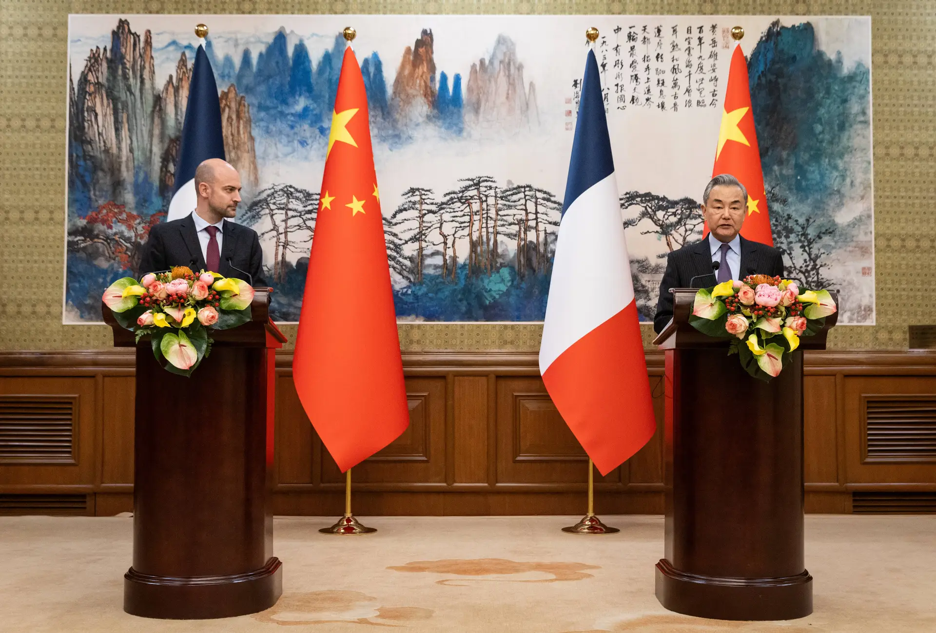Os ministros dos Negócios Estrangeiros francês, Jean-Noel Barrot, e chinês, Wang Yi, reunidos em Pequim a 27 de março de 2025 