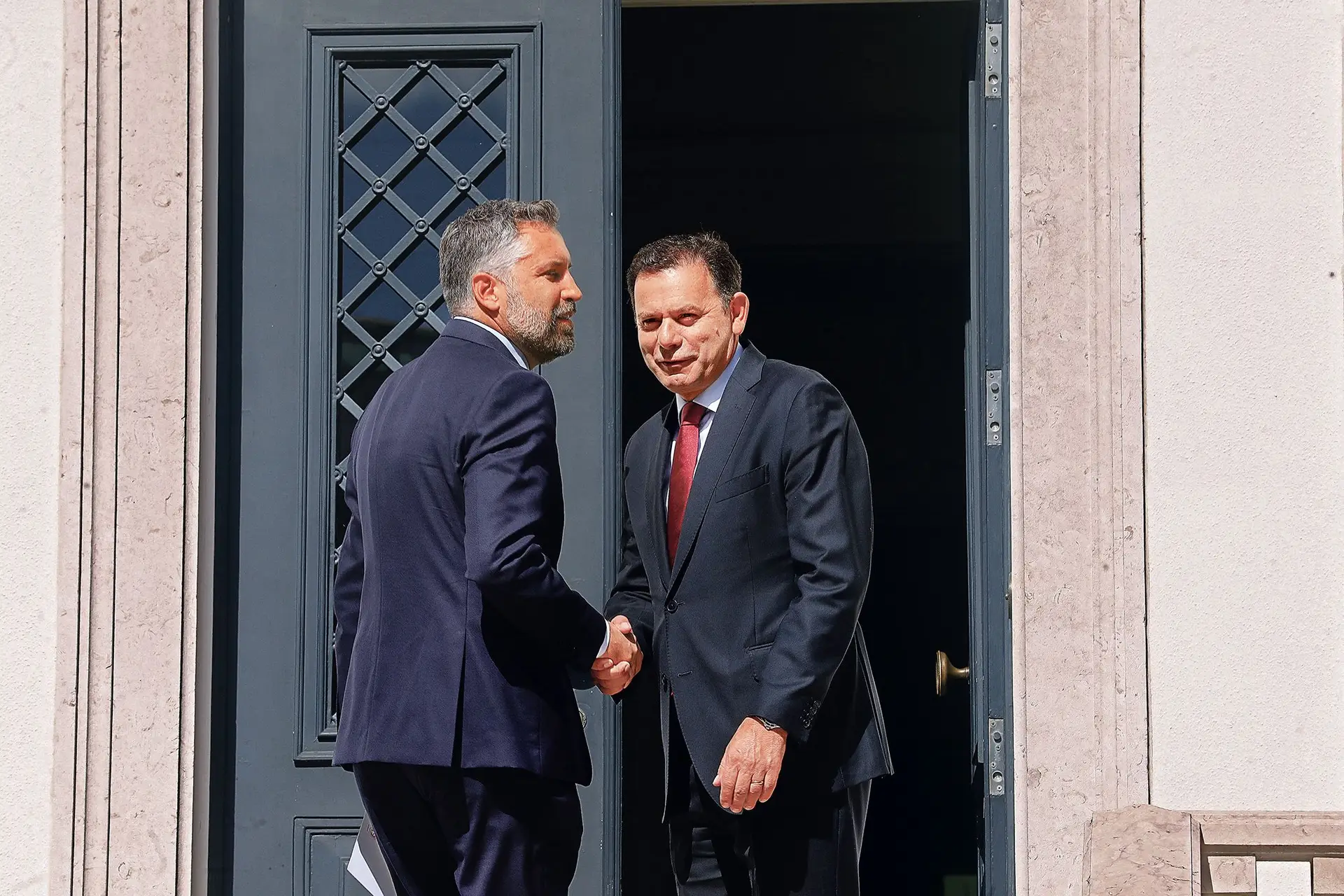 “Não há fórmulas mágicas”: uma análise fiscal às promessas eleitorais de PS e AD, que irão provavelmente bater de frente com o “défice”