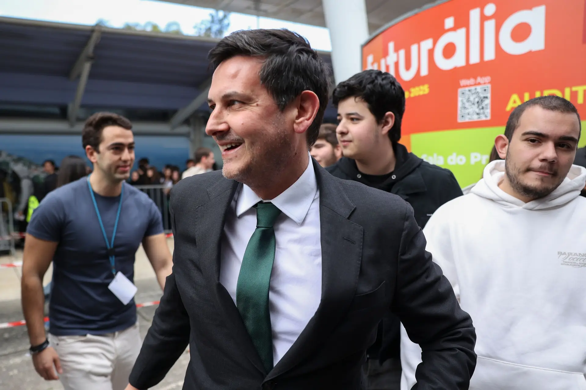 IL: “Quem não está disponível para estar presente nos debates empobrece esta campanha”