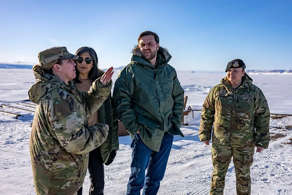 JD Vance, vice-presidente dos EUA, e Usha Vance, segunda-dama, visitam uma base norte-americana, em Pituffik, na Gronelândia