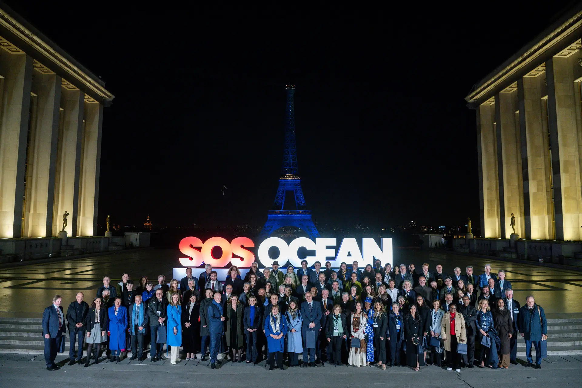 Signatários do Manifesto SOS Oceano, em frente à Torre Eiffel, em Paris