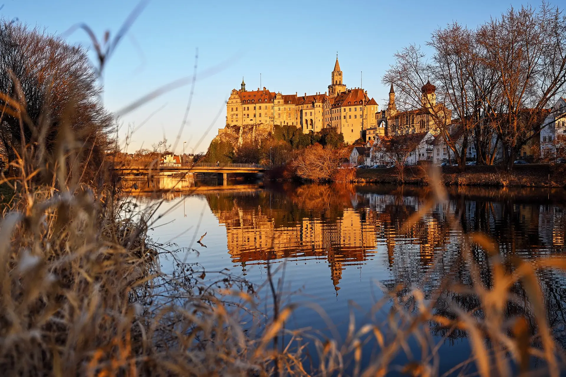 Um dos méritos do livro é que Sigmaringen se constitui como lugar-personagem. O castelo pertencente aos Hohenzollerns tornou-se, no fim da II Guerra Mundial, num enclave de exilados colaboracionistas e pró-nazis da França de Vichy