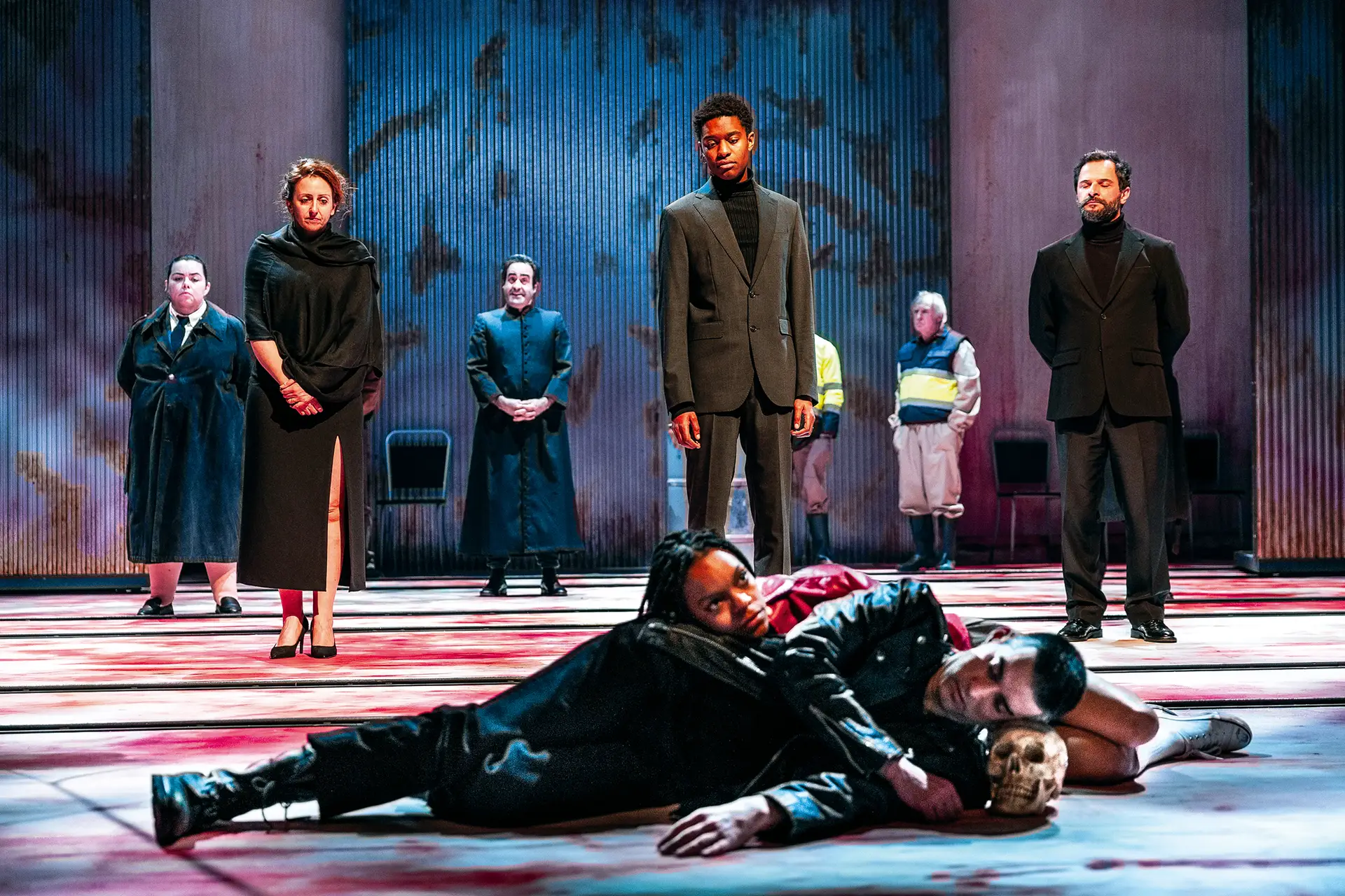 Em “Hamlet”, ao longo dos seus cinco atos, é possível encontrar reflexos para um grande número de questões sem tempo