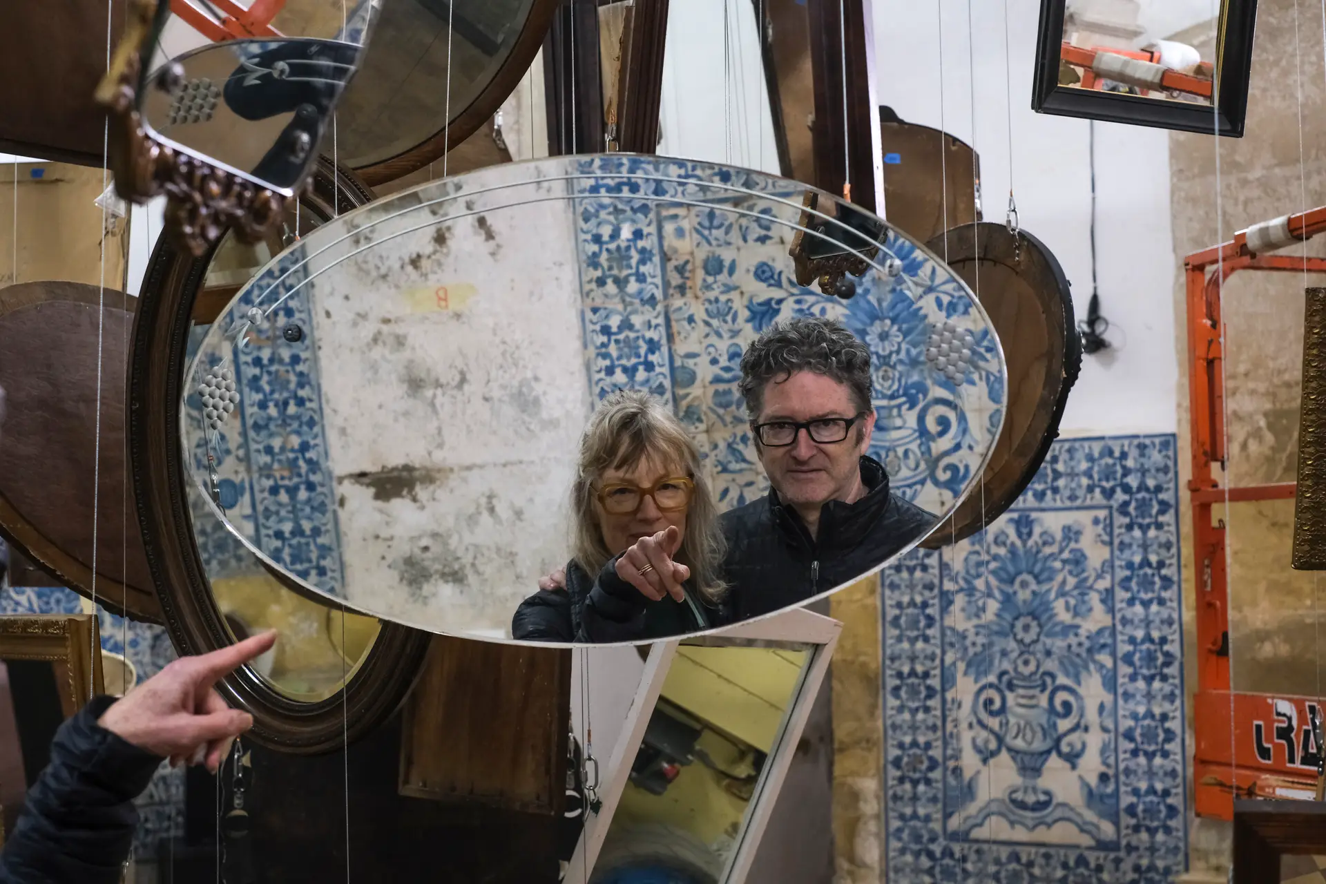 Janet Cardiff e George Bures Miller refletidos em “The Infinity Machine”, ‘galáxia’ de mais de uma centena de espelhos