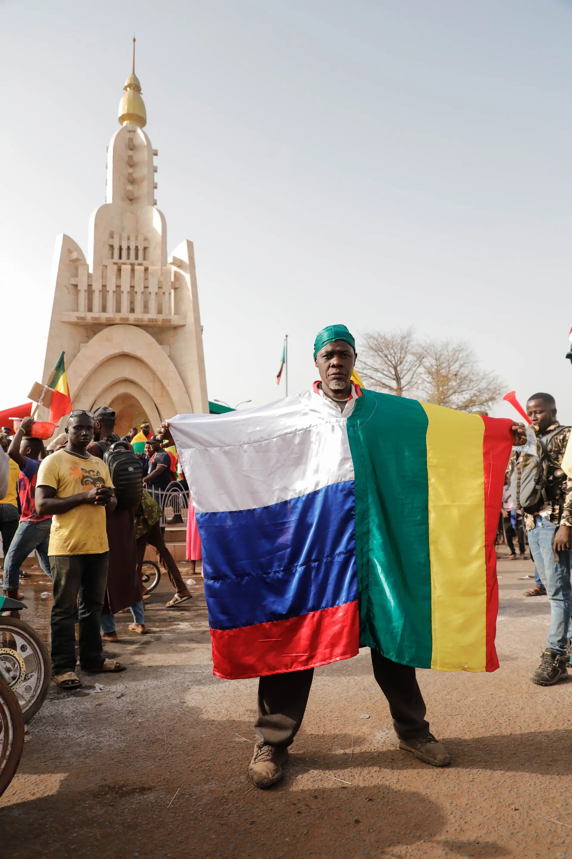 Homem vestido com as bandeiras da Rússia e do Mali numa celebração, que juntou milhares de pessoas, pela partida da operação antiterrorista francesa Barkhane, em Bamako, a 19 de fevereiro de 2022