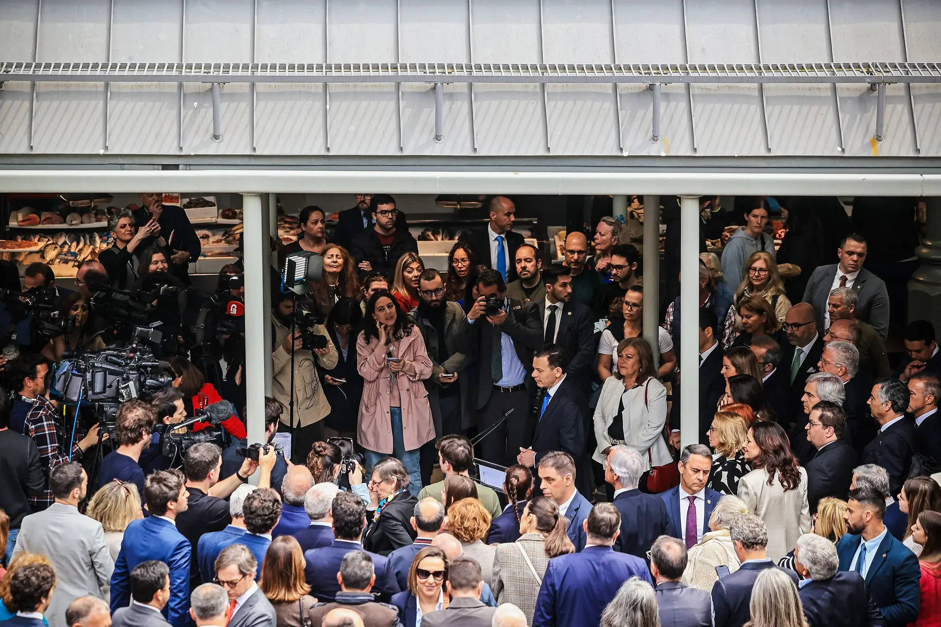 Governo celebrou esta quarta-feira um ano e fez um Conselho de Ministros no mercado do Bolhão, no Porto
